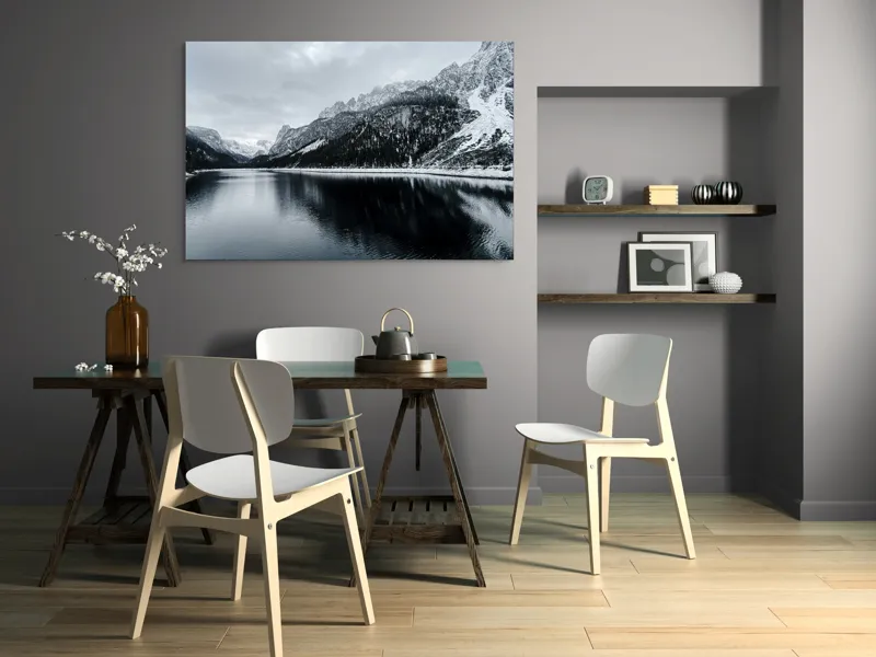 Tablou Canvas, "Reflexii tăcute în iarna montană", Munte, Lac, Reflecție, Cer, Zăpadă, Pădure, Calm, Peisaj, Natură, Frumusețe, 150 x 100 cm – poza 5