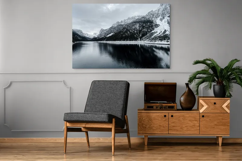 Tablou Canvas, "Reflexii tăcute în iarna montană", Munte, Lac, Reflecție, Cer, Zăpadă, Pădure, Calm, Peisaj, Natură, Frumusețe, 150 x 100 cm – poza 8