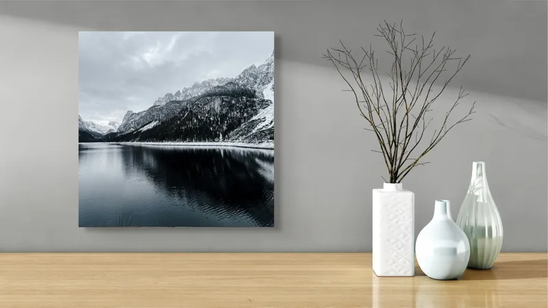 Tablou Canvas, "Reflexii tăcute în iarna montană", Munte, Lac, Reflecție, Cer, Zăpadă, Pădure, Calm, Peisaj, Natură, Frumusețe, 50 x 50 cm – poza 3