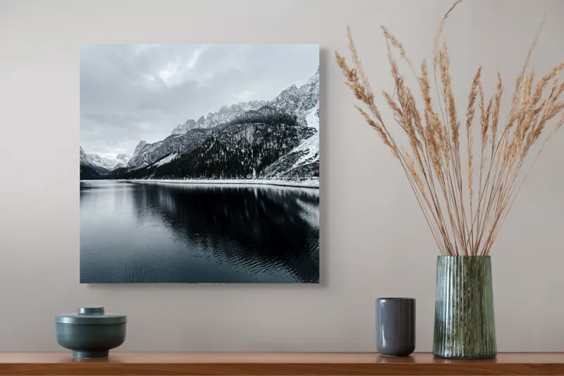 Tablou Canvas, "Reflexii tăcute în iarna montană", Munte, Lac, Reflecție, Cer, Zăpadă, Pădure, Calm, Peisaj, Natură, Frumusețe, 50 x 50 cm – poza 4