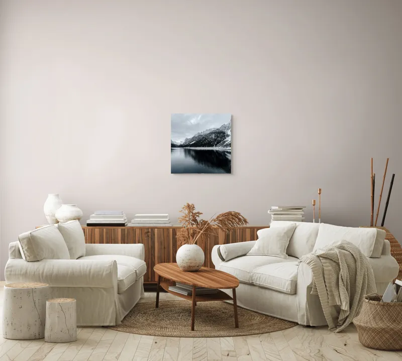 Tablou Canvas, "Reflexii tăcute în iarna montană", Munte, Lac, Reflecție, Cer, Zăpadă, Pădure, Calm, Peisaj, Natură, Frumusețe, 50 x 50 cm – poza 7
