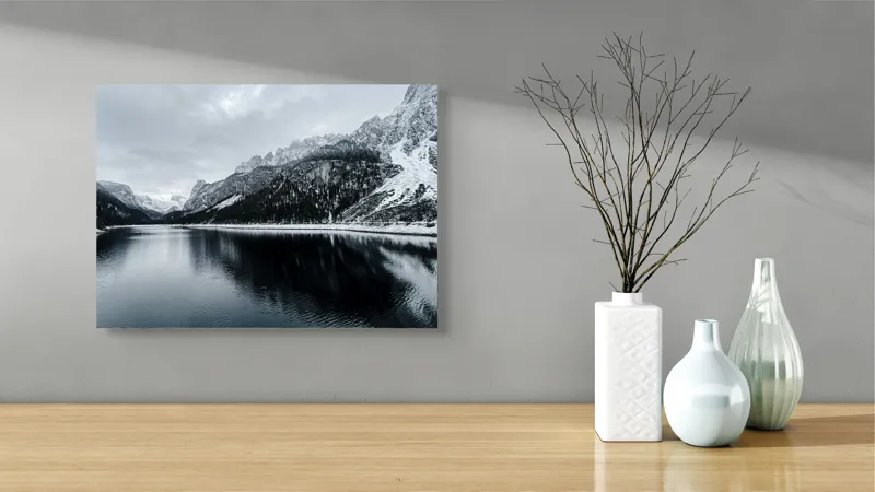 Tablou Canvas, "Reflexii tăcute în iarna montană", Munte, Lac, Reflecție, Cer, Zăpadă, Pădure, Calm, Peisaj, Natură, Frumusețe, 54 x 39 cm – poza 3