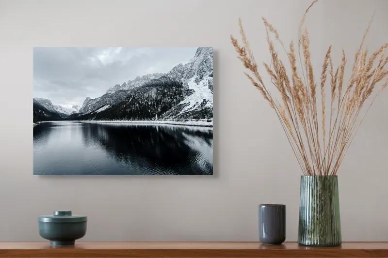 Tablou Canvas, "Reflexii tăcute în iarna montană", Munte, Lac, Reflecție, Cer, Zăpadă, Pădure, Calm, Peisaj, Natură, Frumusețe, 54 x 39 cm – poza 4