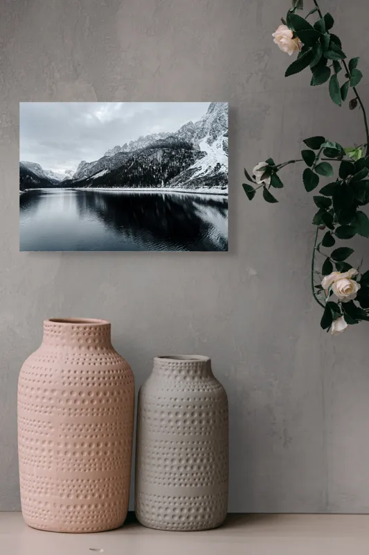 Tablou Canvas, "Reflexii tăcute în iarna montană", Munte, Lac, Reflecție, Cer, Zăpadă, Pădure, Calm, Peisaj, Natură, Frumusețe, 54 x 39 cm – poza 8