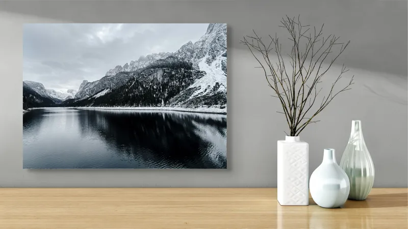Tablou Canvas, "Reflexii tăcute în iarna montană", Munte, Lac, Reflecție, Cer, Zăpadă, Pădure, Calm, Peisaj, Natură, Frumusețe, 70 x 50 cm – poza 3