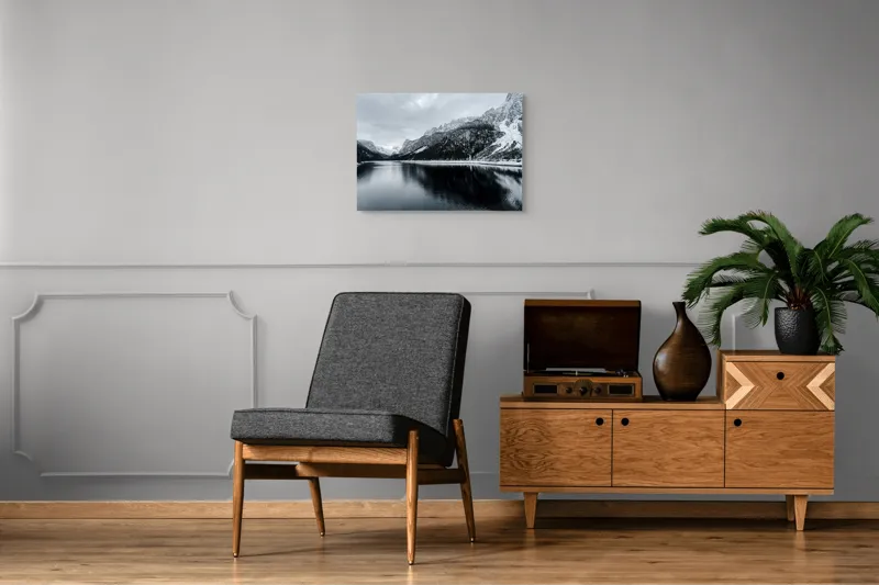 Tablou Canvas, "Reflexii tăcute în iarna montană", Munte, Lac, Reflecție, Cer, Zăpadă, Pădure, Calm, Peisaj, Natură, Frumusețe, 70 x 50 cm – poza 4