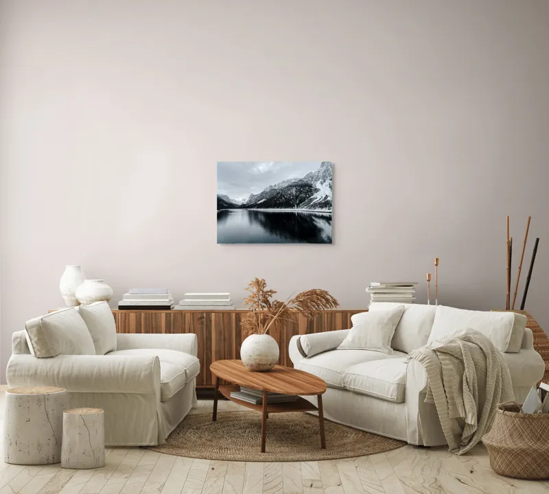 Tablou Canvas, "Reflexii tăcute în iarna montană", Munte, Lac, Reflecție, Cer, Zăpadă, Pădure, Calm, Peisaj, Natură, Frumusețe, 70 x 50 cm – poza 6