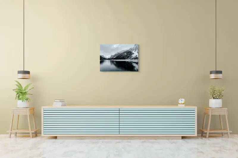 Tablou Canvas, "Reflexii tăcute în iarna montană", Munte, Lac, Reflecție, Cer, Zăpadă, Pădure, Calm, Peisaj, Natură, Frumusețe, 70 x 50 cm – poza 7