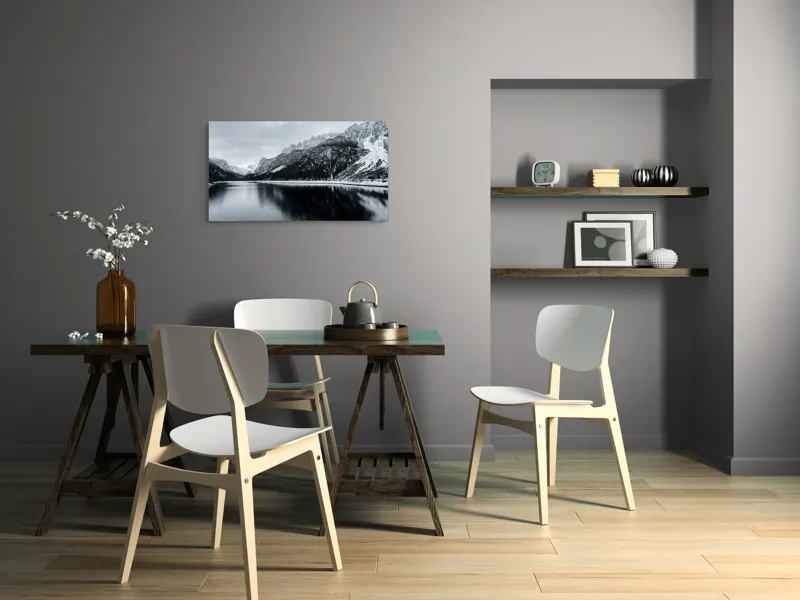 Tablou Canvas, "Reflexii tăcute în iarna montană", Munte, Lac, Reflecție, Cer, Zăpadă, Pădure, Calm, Peisaj, Natură, Frumusețe, 90 x 50 cm – poza 3