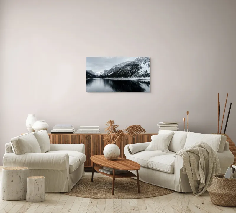 Tablou Canvas, "Reflexii tăcute în iarna montană", Munte, Lac, Reflecție, Cer, Zăpadă, Pădure, Calm, Peisaj, Natură, Frumusețe, 90 x 50 cm – poza 4