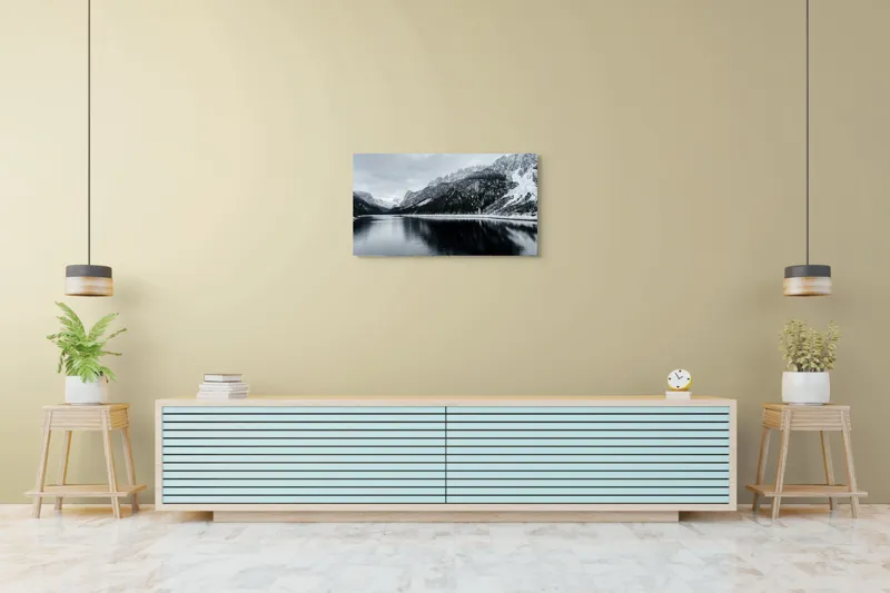 Tablou Canvas, "Reflexii tăcute în iarna montană", Munte, Lac, Reflecție, Cer, Zăpadă, Pădure, Calm, Peisaj, Natură, Frumusețe, 90 x 50 cm – poza 5