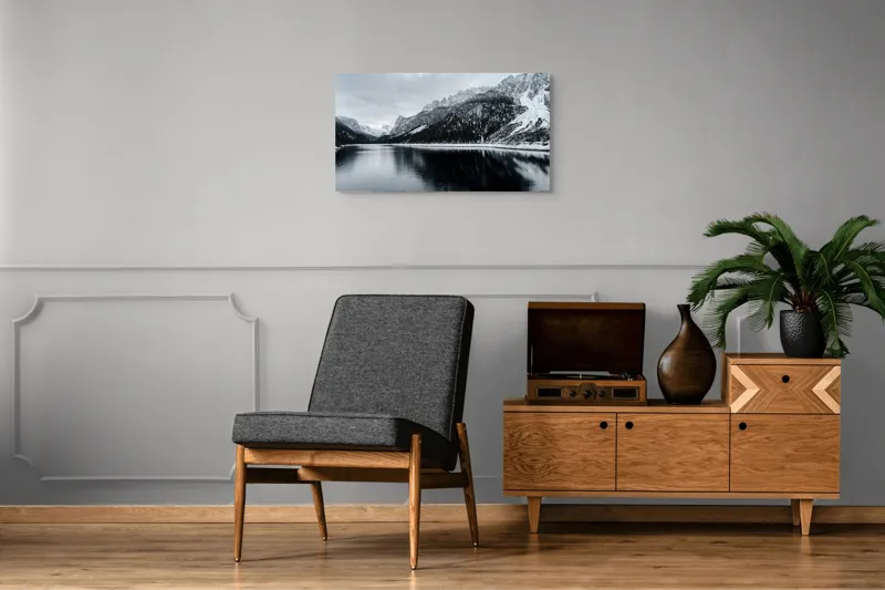 Tablou Canvas, "Reflexii tăcute în iarna montană", Munte, Lac, Reflecție, Cer, Zăpadă, Pădure, Calm, Peisaj, Natură, Frumusețe, 90 x 50 cm – poza 6