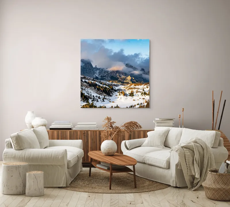 Tablou Canvas, "Norii ascund munții înzăpeziți", Munți, Ceață, Zăpadă, Cer, Peisaj, Pădure, Roci, Apus, 100 x 100 cm – poza 3