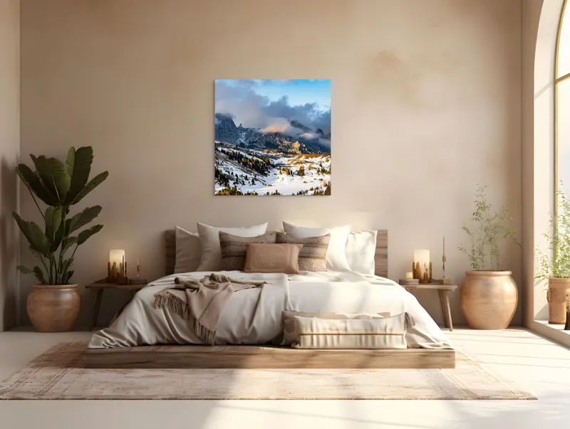 Tablou Canvas, "Norii ascund munții înzăpeziți", Munți, Ceață, Zăpadă, Cer, Peisaj, Pădure, Roci, Apus, 100 x 100 cm – poza 4