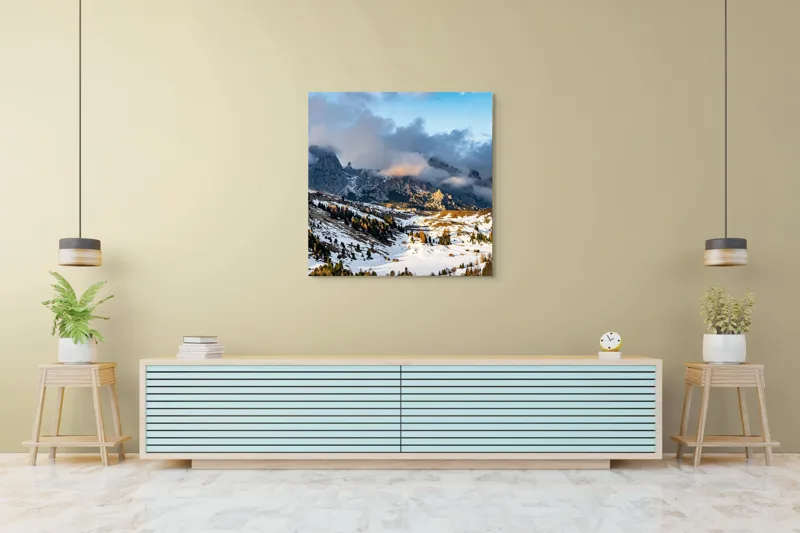 Tablou Canvas, "Norii ascund munții înzăpeziți", Munți, Ceață, Zăpadă, Cer, Peisaj, Pădure, Roci, Apus, 100 x 100 cm – poza 5
