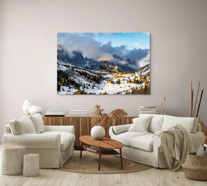 Tablou Canvas, "Norii ascund munții înzăpeziți", Munți, Ceață, Zăpadă, Cer, Peisaj, Pădure, Roci, Apus, 150 x 100 cm – poza 3