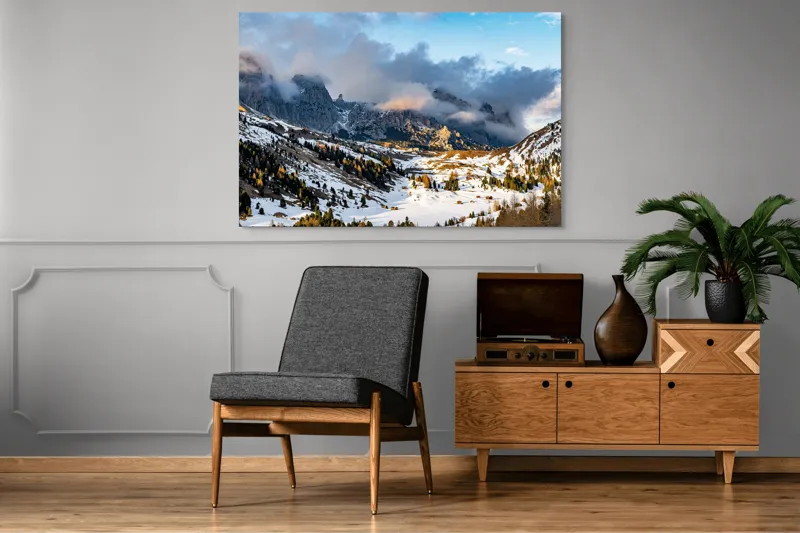 Tablou Canvas, "Norii ascund munții înzăpeziți", Munți, Ceață, Zăpadă, Cer, Peisaj, Pădure, Roci, Apus, 150 x 100 cm – poza 8