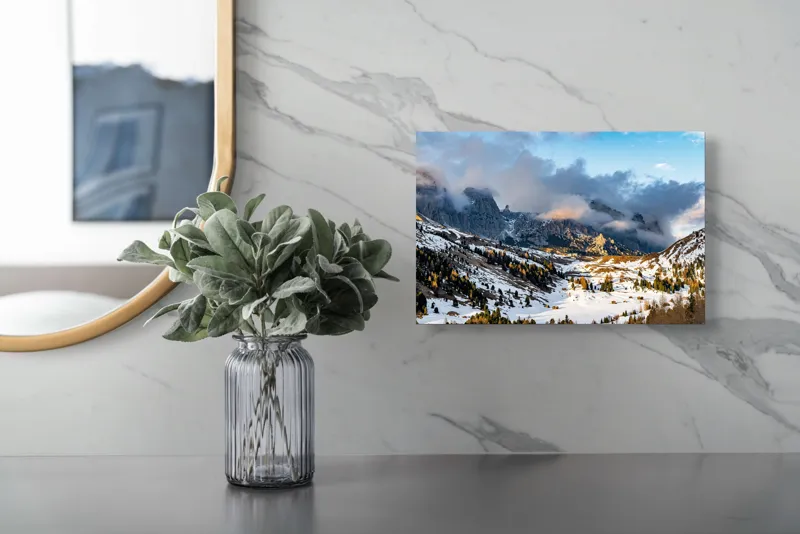 Tablou Canvas, "Norii ascund munții înzăpeziți", Munți, Ceață, Zăpadă, Cer, Peisaj, Pădure, Roci, Apus, 39 x 26 cm – poza 5