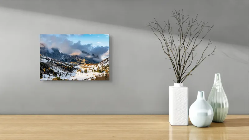 Tablou Canvas, "Norii ascund munții înzăpeziți", Munți, Ceață, Zăpadă, Cer, Peisaj, Pădure, Roci, Apus, 39 x 26 cm – poza 8
