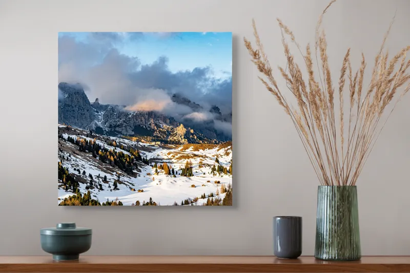 Tablou Canvas, "Norii ascund munții înzăpeziți", Munți, Ceață, Zăpadă, Cer, Peisaj, Pădure, Roci, Apus, 50 x 50 cm – poza 4