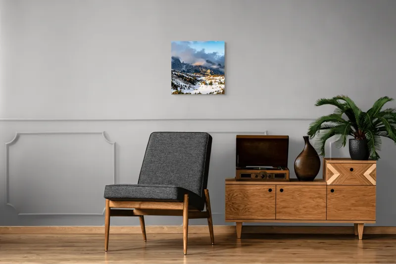 Tablou Canvas, "Norii ascund munții înzăpeziți", Munți, Ceață, Zăpadă, Cer, Peisaj, Pădure, Roci, Apus, 50 x 50 cm – poza 6