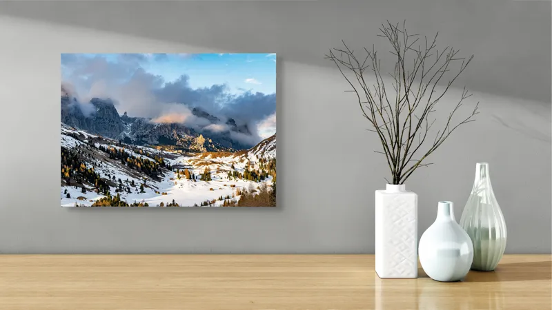 Tablou Canvas, "Norii ascund munții înzăpeziți", Munți, Ceață, Zăpadă, Cer, Peisaj, Pădure, Roci, Apus, 54 x 39 cm – poza 3