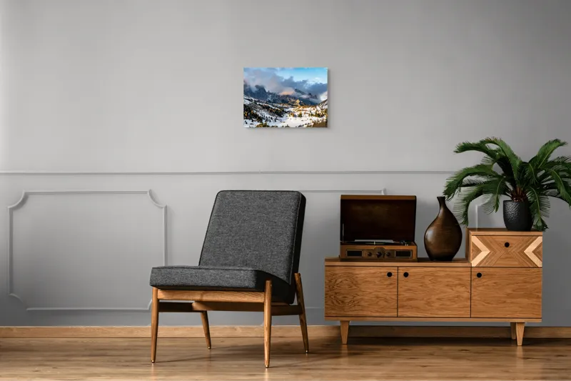 Tablou Canvas, "Norii ascund munții înzăpeziți", Munți, Ceață, Zăpadă, Cer, Peisaj, Pădure, Roci, Apus, 54 x 39 cm – poza 7
