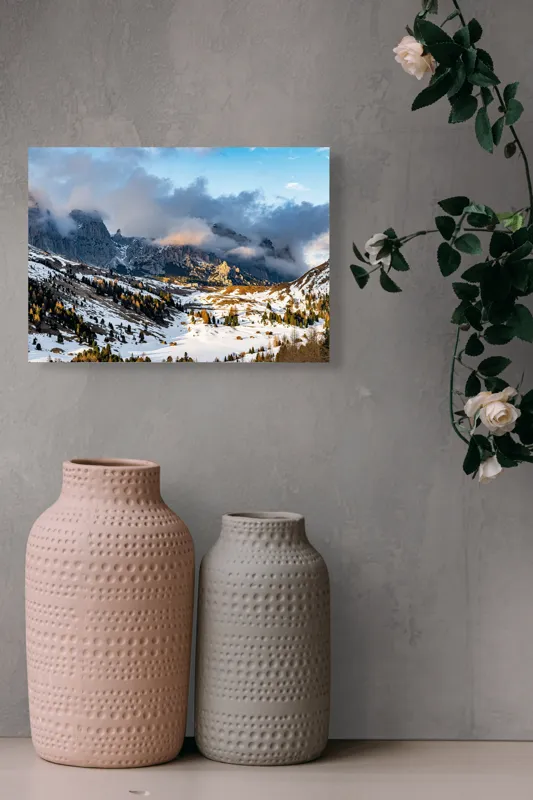 Tablou Canvas, "Norii ascund munții înzăpeziți", Munți, Ceață, Zăpadă, Cer, Peisaj, Pădure, Roci, Apus, 54 x 39 cm – poza 8