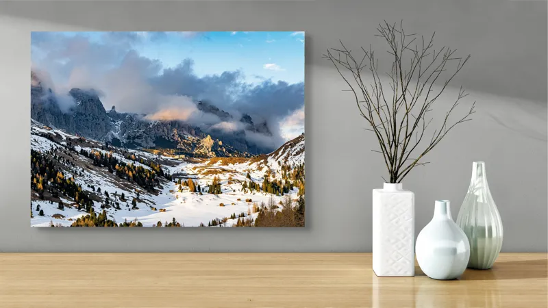 Tablou Canvas, "Norii ascund munții înzăpeziți", Munți, Ceață, Zăpadă, Cer, Peisaj, Pădure, Roci, Apus, 70 x 50 cm – poza 3