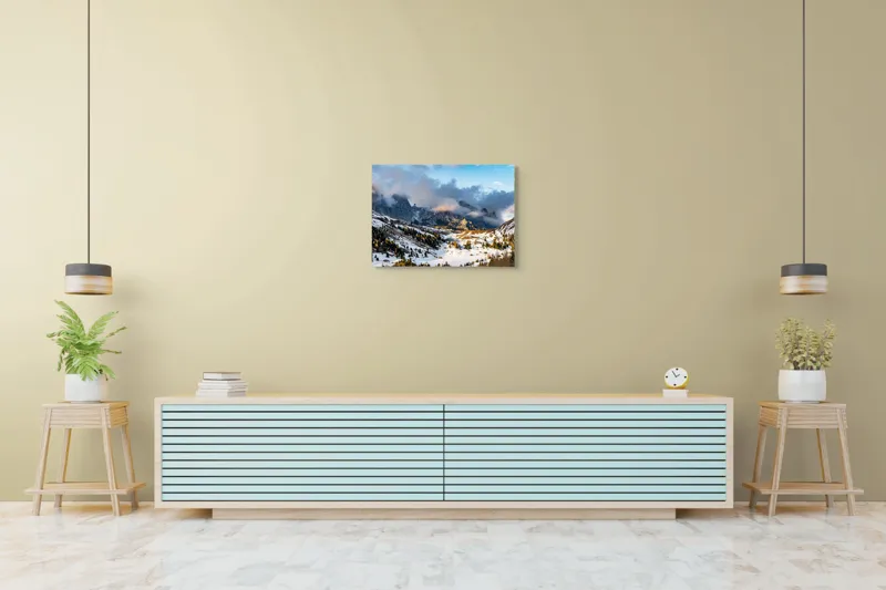 Tablou Canvas, "Norii ascund munții înzăpeziți", Munți, Ceață, Zăpadă, Cer, Peisaj, Pădure, Roci, Apus, 70 x 50 cm – poza 7