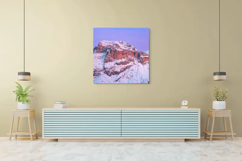 Tablou Canvas, "Răsfăț albastru pe crestele munților", Munte, Zăpadă, Apus, Cer, Roz, Stânci, Peisaj, Liniște, Frumusețe, Natură, 100 x 100 cm – poza 5