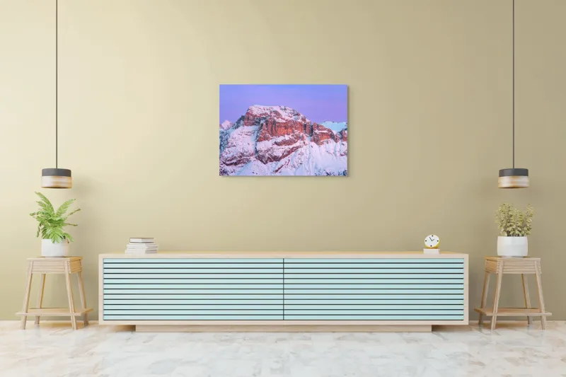 Tablou Canvas, "Răsfăț albastru pe crestele munților", Munte, Zăpadă, Apus, Cer, Roz, Stânci, Peisaj, Liniște, Frumusețe, Natură, 100 x 70 cm – poza 4