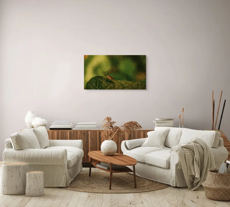 Tablou Canvas, "Insectă pe frunză verde și rugoasă", Insectă, Frunză, Verde, Textură, Natură, Lumină, Detaliu, Culoare, Contrast, Tranquilitate, 90 x 50 cm – poza 4