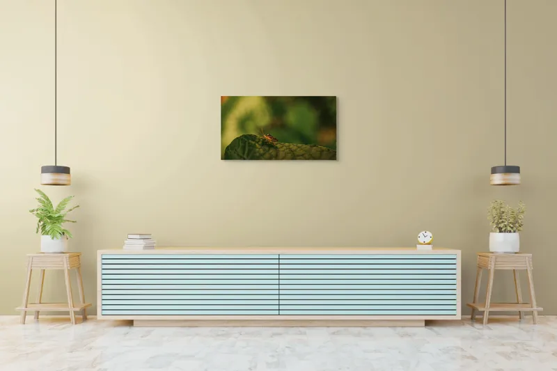 Tablou Canvas, "Insectă pe frunză verde și rugoasă", Insectă, Frunză, Verde, Textură, Natură, Lumină, Detaliu, Culoare, Contrast, Tranquilitate, 90 x 50 cm – poza 5