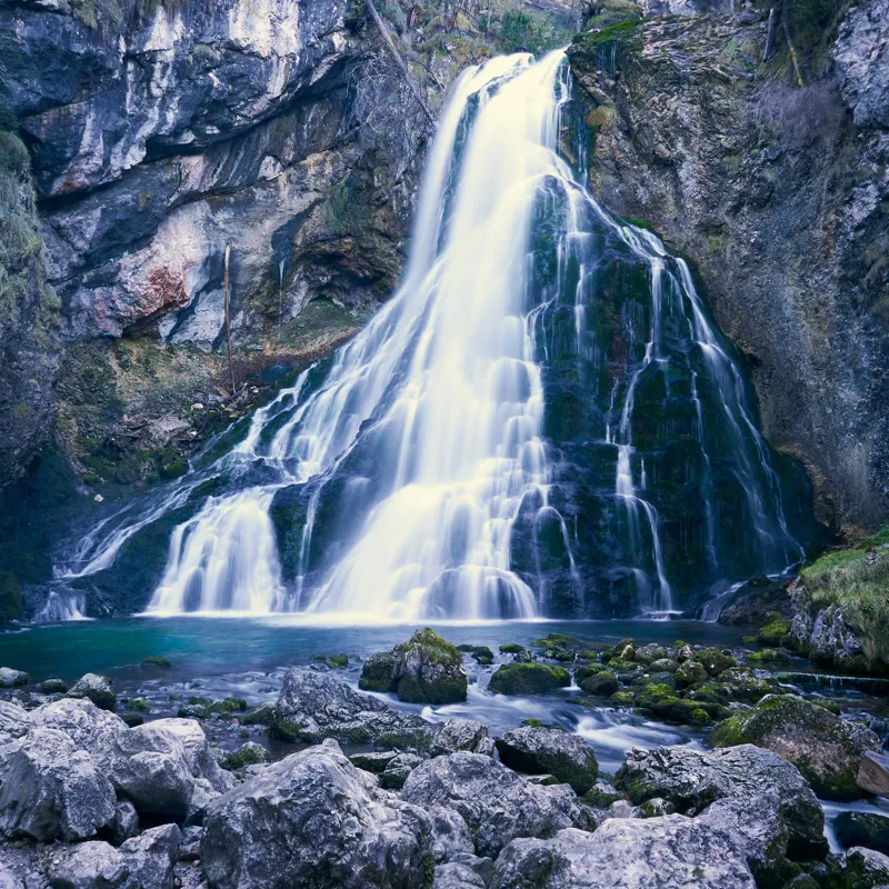 Tablou Canvas, "Cascadă încântătoare în inima muntelui", Cascadă, Roci, Apă, Vegetație, Natură, Munți, Licheni, Frumusețe, Răcoritor, Pădure., 100 x 100 cm – poza 2
