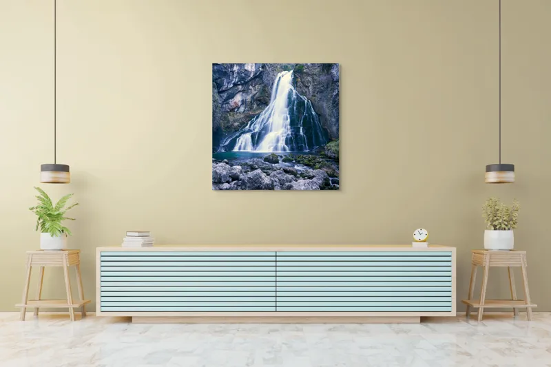 Tablou Canvas, "Cascadă încântătoare în inima muntelui", Cascadă, Roci, Apă, Vegetație, Natură, Munți, Licheni, Frumusețe, Răcoritor, Pădure., 100 x 100 cm – poza 5