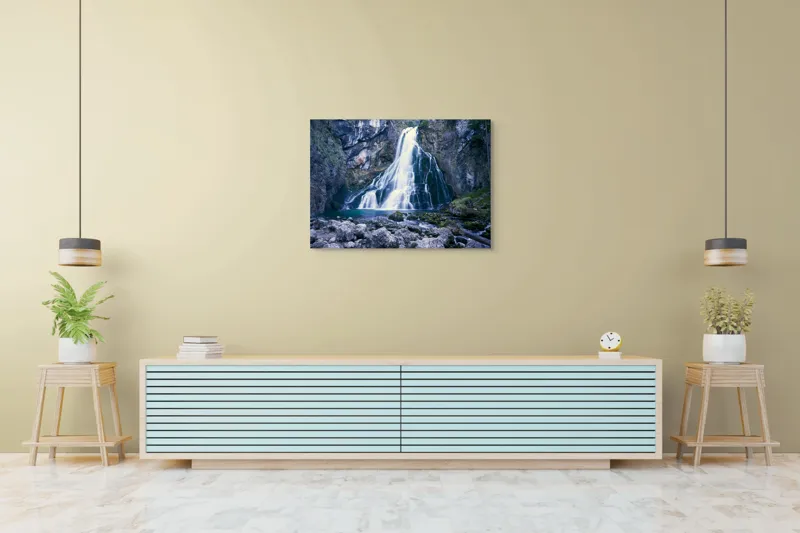 Tablou Canvas, "Cascadă încântătoare în inima muntelui", Cascadă, Roci, Apă, Vegetație, Natură, Munți, Licheni, Frumusețe, Răcoritor, Pădure., 100 x 70 cm – poza 4