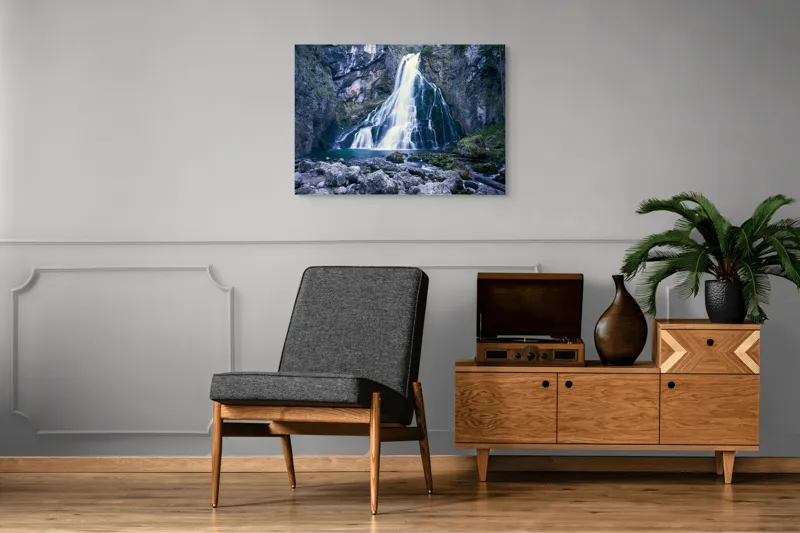 Tablou Canvas, "Cascadă încântătoare în inima muntelui", Cascadă, Roci, Apă, Vegetație, Natură, Munți, Licheni, Frumusețe, Răcoritor, Pădure., 100 x 70 cm – poza 8