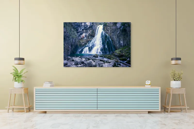 Tablou Canvas, "Cascadă încântătoare în inima muntelui", Cascadă, Roci, Apă, Vegetație, Natură, Munți, Licheni, Frumusețe, Răcoritor, Pădure., 150 x 100 cm – poza 6