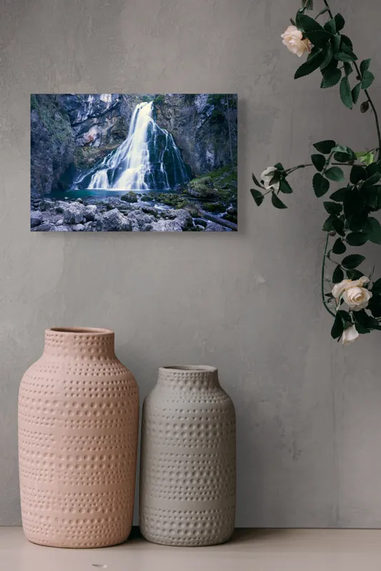 Tablou Canvas, "Cascadă încântătoare în inima muntelui", Cascadă, Roci, Apă, Vegetație, Natură, Munți, Licheni, Frumusețe, Răcoritor, Pădure., 39 x 26 cm – poza 4