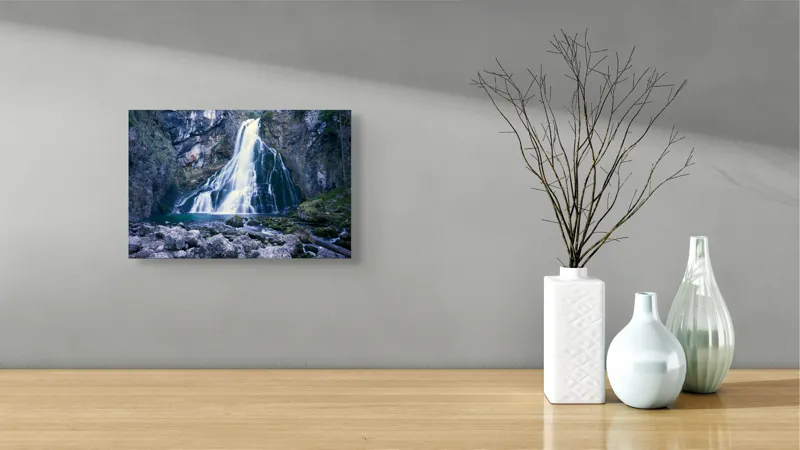 Tablou Canvas, "Cascadă încântătoare în inima muntelui", Cascadă, Roci, Apă, Vegetație, Natură, Munți, Licheni, Frumusețe, Răcoritor, Pădure., 39 x 26 cm – poza 8