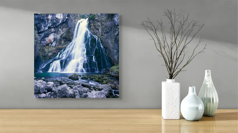 Tablou Canvas, "Cascadă încântătoare în inima muntelui", Cascadă, Roci, Apă, Vegetație, Natură, Munți, Licheni, Frumusețe, Răcoritor, Pădure., 50 x 50 cm – poza 3