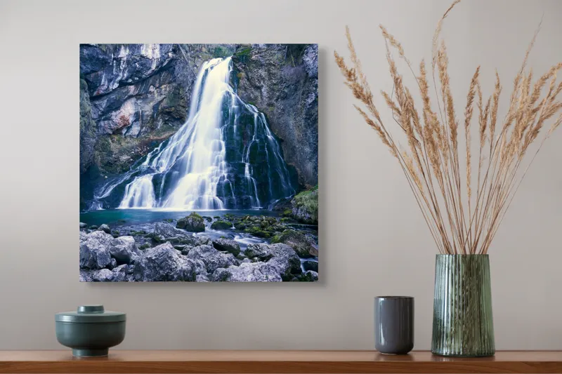 Tablou Canvas, "Cascadă încântătoare în inima muntelui", Cascadă, Roci, Apă, Vegetație, Natură, Munți, Licheni, Frumusețe, Răcoritor, Pădure., 50 x 50 cm – poza 4