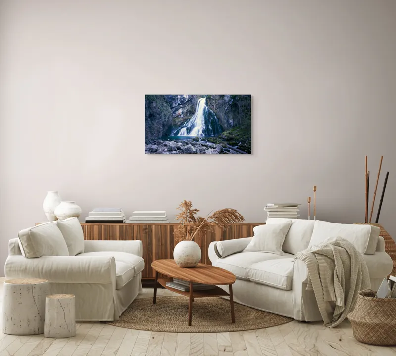 Tablou Canvas, "Cascadă încântătoare în inima muntelui", Cascadă, Roci, Apă, Vegetație, Natură, Munți, Licheni, Frumusețe, Răcoritor, Pădure., 90 x 50 cm – poza 4