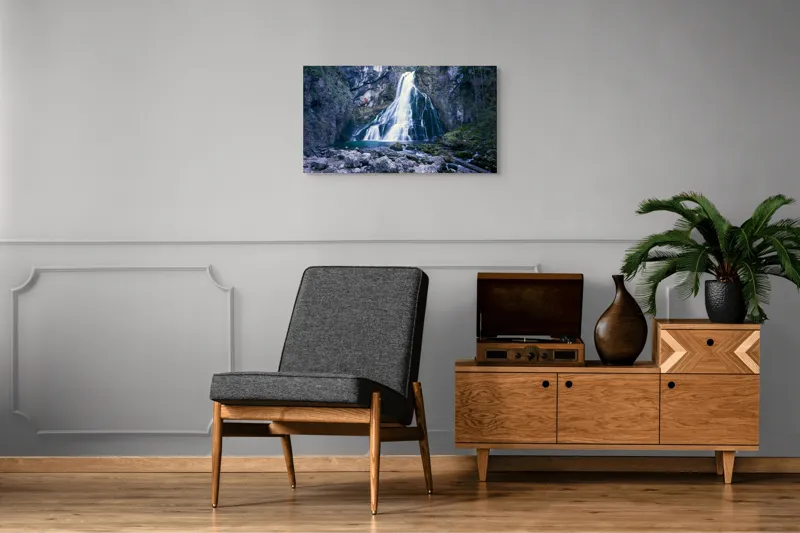 Tablou Canvas, "Cascadă încântătoare în inima muntelui", Cascadă, Roci, Apă, Vegetație, Natură, Munți, Licheni, Frumusețe, Răcoritor, Pădure., 90 x 50 cm – poza 6