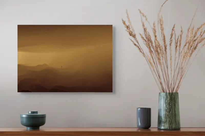 Tablou Canvas, "Solitudinea călătorului în deșertul infinit", Deșert, Solitudine, Siluetă, Ceață, Armonie, Liniște, Monocrom, Văluri, Mister, Peisaj, 54 x 39 cm – poza 4