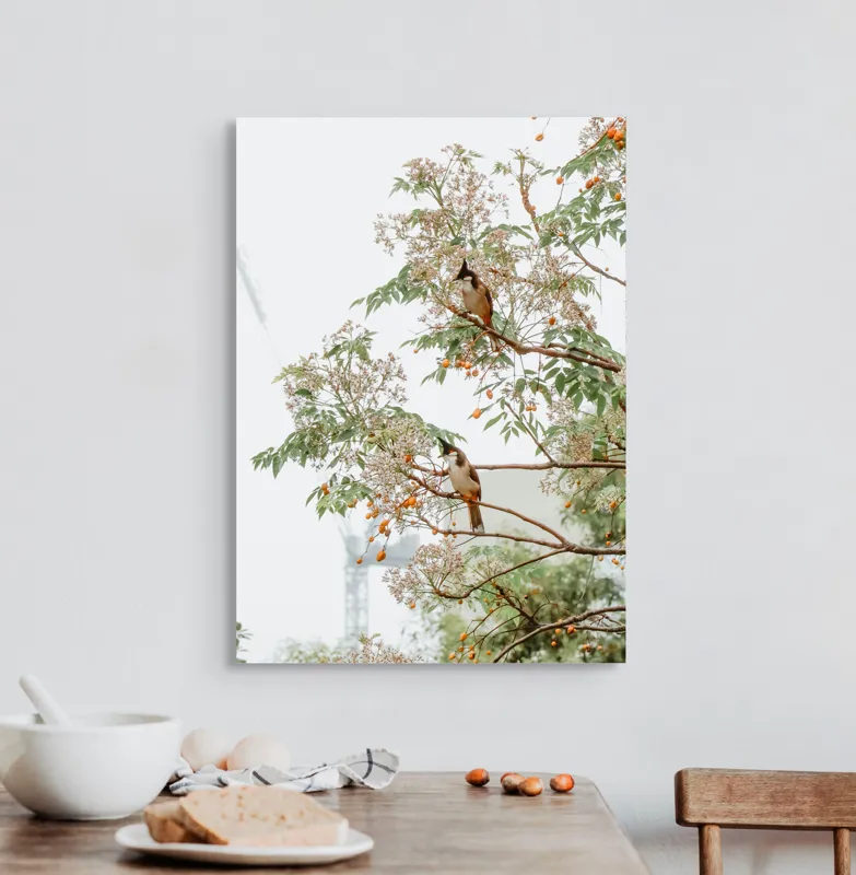 Tablou Canvas, "Doi păsări odihnindu-se în copac", Păsări, Ramuri, Frunze, Fructe, Ceață, Natură, Echilibru, Delicatețe, Serenitate, Arbori, 50 x 70 cm – poza 3