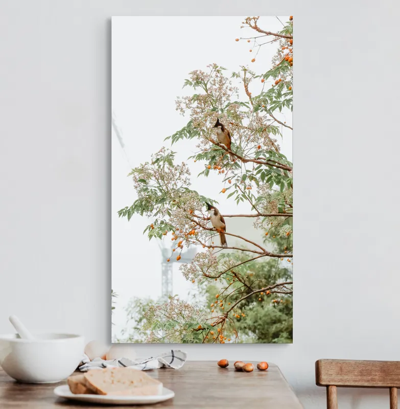 Tablou Canvas, "Doi păsări odihnindu-se în copac", Păsări, Ramuri, Frunze, Fructe, Ceață, Natură, Echilibru, Delicatețe, Serenitate, Arbori, 50 x 90 cm – poza 3