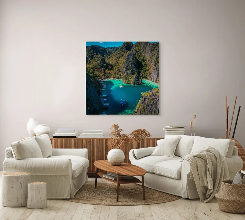 Tablou Canvas, "Lacul albastru printre stânci verzi", Cer, Stânci, Vegetație, Barci, Apă, Laguna, Peisaj, Exotic, Natură, Paradis., 100 x 100 cm – poza 3