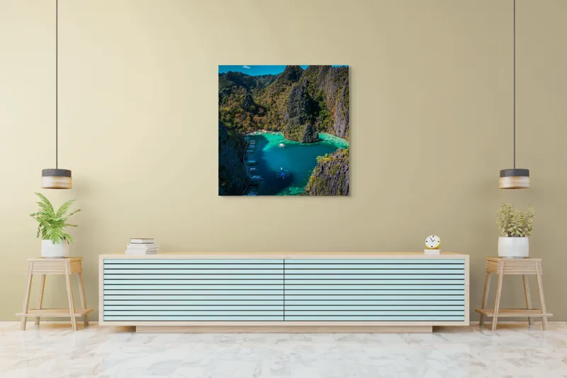Tablou Canvas, "Lacul albastru printre stânci verzi", Cer, Stânci, Vegetație, Barci, Apă, Laguna, Peisaj, Exotic, Natură, Paradis., 100 x 100 cm – poza 5
